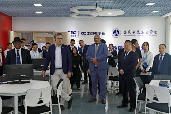 大使团参访南充科技职业学院与中国电子云共建的元宇宙综合实训中心 大使团参访南充科技职业学院与中国电子云共建的元宇宙综合实训中心