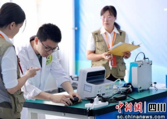 成都计量能手荣鹏程在比赛中。成都市计量院 供图 成都计量能手荣鹏程在比赛中。成都市计量院 供图