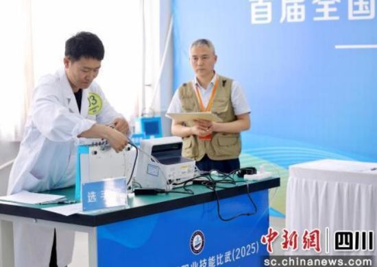 成都市计量院技术人员担任裁判。成都市计量院 供图 成都市计量院技术人员担任裁判。成都市计量院 供图