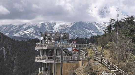 西岭雪山为徒步爱好者提供了绝佳的清凉出行选择。 西岭雪山为徒步爱好者提供了绝佳的清凉出行选择。
