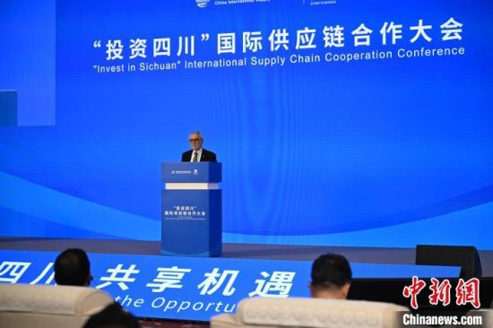 洪都拉斯共和国驻华大使萨尔瓦多·蒙卡达在“投资四川”国际供应链合作大会致辞。记者 张浪 摄 洪都拉斯共和国驻华大使萨尔瓦多·蒙卡达在“投资四川”国际供应链合作大会致辞。记者 张浪 摄