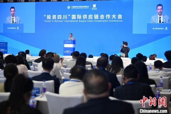 加中贸易理事会执行董事兼首席运营官安毕江在“投资四川”国际供应链合作大会致辞。记者 张浪 摄 加中贸易理事会执行董事兼首席运营官安毕江在“投资四川”国际供应链合作大会致辞。记者 张浪 摄