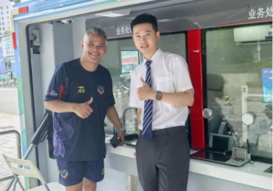 首笔外币兑换业务在流动银行车完成 首笔外币兑换业务在流动银行车完成