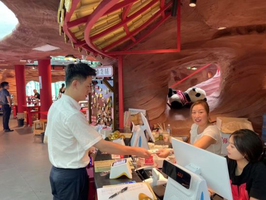 工商银行成都分行工作人员上门为商户配送“零钱包”。邓涵文摄 工商银行成都分行工作人员上门为商户配送“零钱包”。邓涵文摄