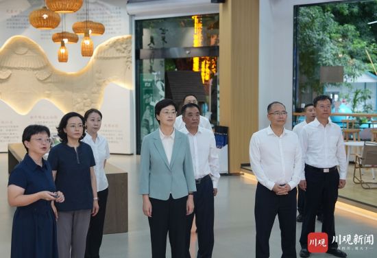 8月25日,省委副书记,省长施小琳在省慈善事业促进中心调研创新发展社区慈善助力基层社会治理等情况。 8月25日,省委副书记,省长施小琳在省慈善事业促进中心调研创新发展社区慈善助力基层社会治理等情况。