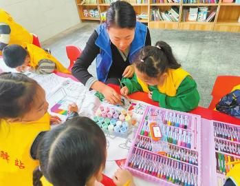 达州万源市小溪河村“爱心妈妈”驿站开展活动。四川省妇联供图 达州万源市小溪河村“爱心妈妈”驿站开展活动。四川省妇联供图