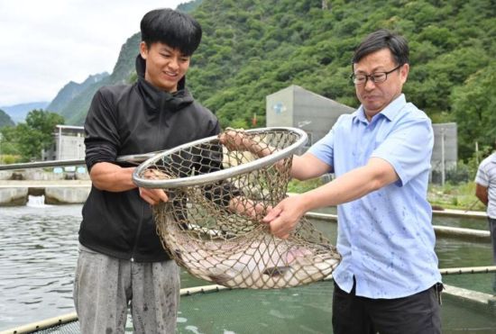 农行理县支行副行长王双贵(右)到冷水鱼养殖基地查看冷水鱼养殖情况及企业资金需求。吕双虎/摄 农行理县支行副行长王双贵(右)到冷水鱼养殖基地查看冷水鱼养殖情况及企业资金需求。吕双虎/摄