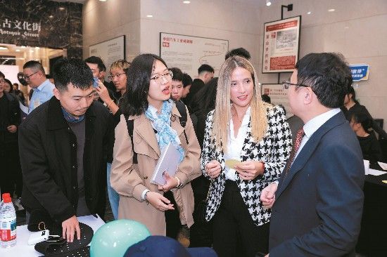 与会嘉宾在现场沟通洽谈。 与会嘉宾在现场沟通洽谈。