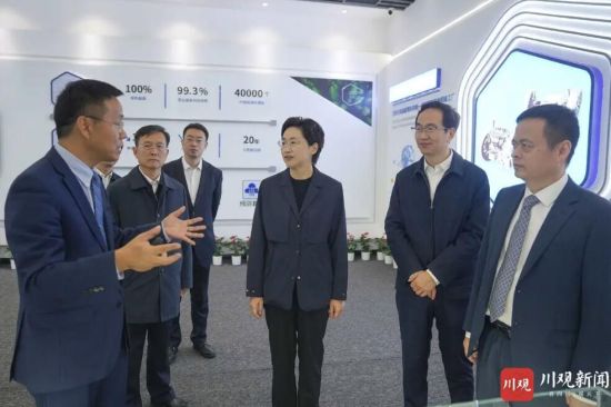 11月12日,省委副书记、省长施小琳在四川时代七期项目调研千亿级动力电池产业链主企业建设运营、企业技术创新研发等情况。 11月12日,省委副书记、省长施小琳在四川时代七期项目调研千亿级动力电池产业链主企业建设运营、企业技术创新研发等情况。