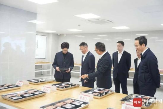 11月12日,省委副书记、省长施小琳在宜宾德康食品有限公司,调研现代特色生猪养殖及肉类精深加工全产业链协同发展、联农带农致富增收情况。 11月12日,省委副书记、省长施小琳在宜宾德康食品有限公司,调研现代特色生猪养殖及肉类精深加工全产业链协同发展、联农带农致富增收情况。