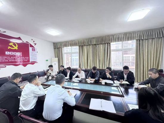 图为李明刚(中)正在当地金融机构调研 图为李明刚(中)正在当地金融机构调研