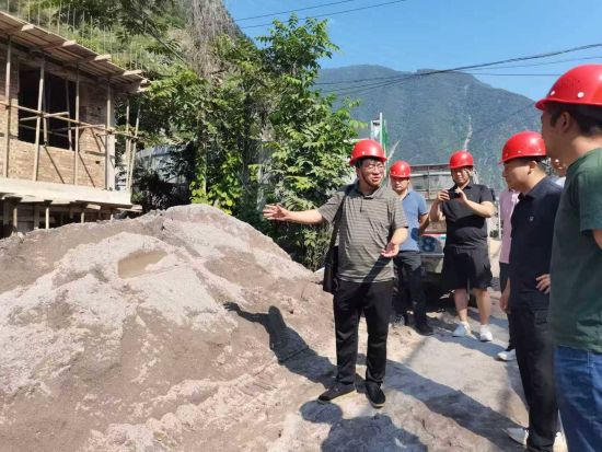 图为罗继军正在项目建设现场调研 图为罗继军正在项目建设现场调研