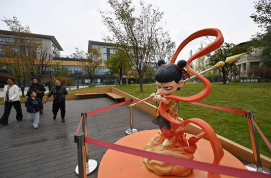 11月2日,人们从成都市天府长岛数字文创园的哪吒雕塑旁走过。天府长岛数字文创园是成都高新区围绕数字文创产业策划打造的专业园区。新华社记者 肖潇 摄 11月2日,人们从成都市天府长岛数字文创园的哪吒雕塑旁走过。天府长岛数字文创园是成都高新区围绕数字文创产业策划打造的专业园区。新华社记者 肖潇 摄