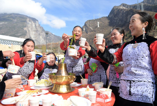 ��Ǽ�����ڳ԰Ӱ��磬����Ǽ�꡷ ���л�/��