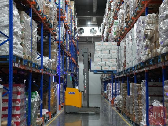 零下18℃的仓库里,工人正在堆放来自全球的优质商品。(韦维 摄影) 零下18℃的仓库里,工人正在堆放来自全球的优质商品。(韦维 摄影)