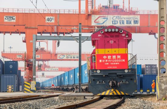 2025年11月28日,中欧班列第12万列从成都国际铁路港始发。成都市青白江区委宣传部供图 2025年11月28日,中欧班列第12万列从成都国际铁路港始发。成都市青白江区委宣传部供图