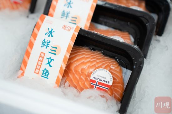 新鲜优质三文鱼迅速上市销售。(李强 摄影) 新鲜优质三文鱼迅速上市销售。(李强 摄影)