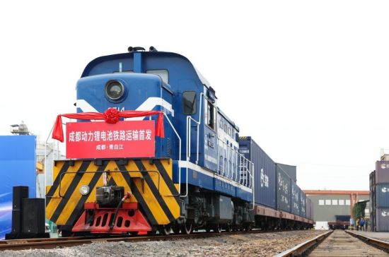 2025年12月4日,成都动力锂电池铁路运输成功首发。(白桂斌 摄影) 2025年12月4日,成都动力锂电池铁路运输成功首发。(白桂斌 摄影)