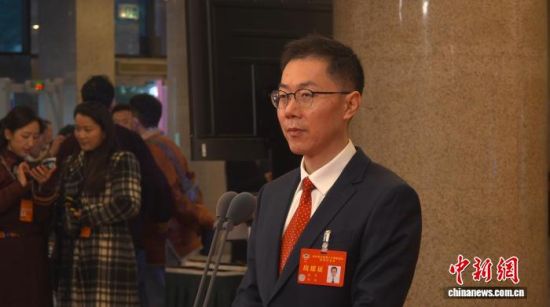 图为徐科接受采访。杨予頔 摄 图为徐科接受采访。杨予頔 摄