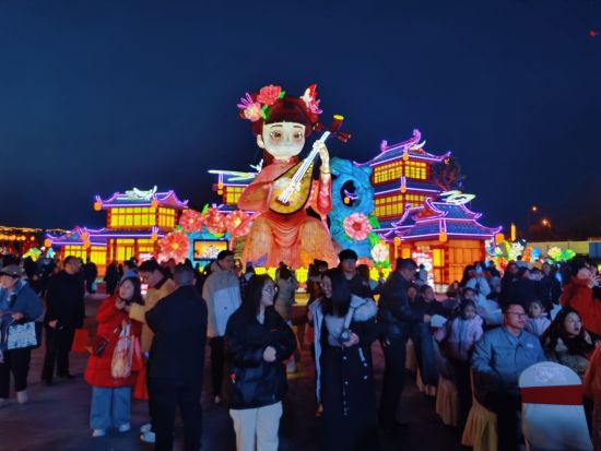 2026年绵阳新春灯会人流如织 2026年绵阳新春灯会人流如织