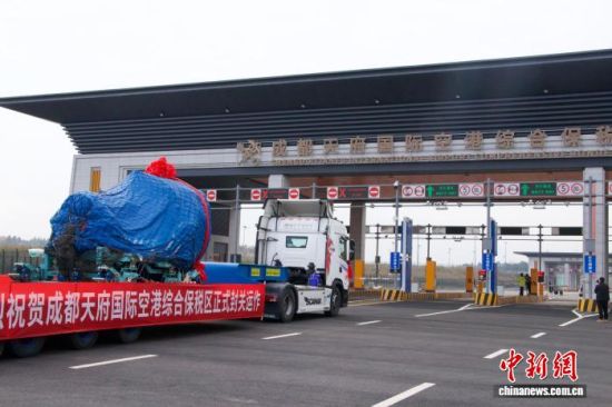 2��27�գ�һ��װ�ؿտ�A321�ɻ��������Ļ��񳵾�����ʻ���ۺϱ�˰������־�ųɶ��츮���ʿո��ۺϱ�˰���׵�ҵ����ʽ��ء����ɶ����� ��ͼ