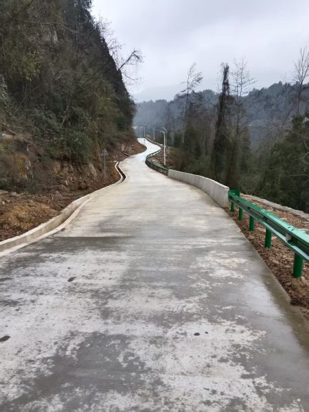 通江县龙凤场镇三清店村通组路 四川省交通运输厅公路局供图 通江县龙凤场镇三清店村通组路 四川省交通运输厅公路局供图