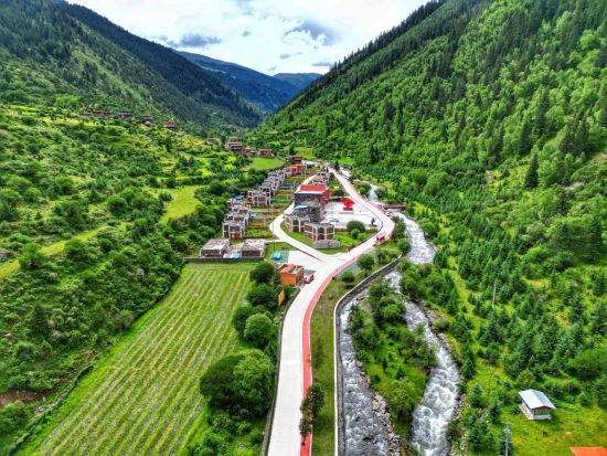 阿坝州壤塘县章腊沟红色旅游路 四川省交通运输厅公路局供图 阿坝州壤塘县章腊沟红色旅游路 四川省交通运输厅公路局供图