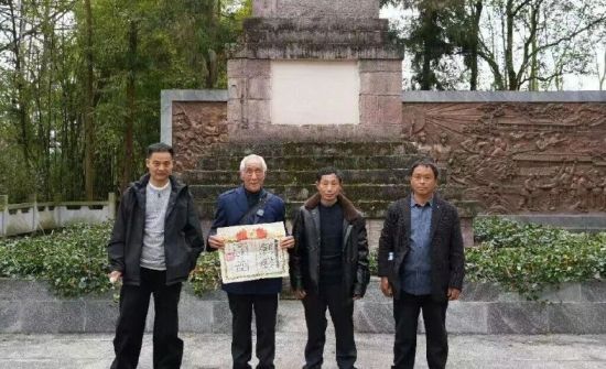 段德华烈士亲属来到屏山县龙华镇烈士纪念园祭拜亲人。 段德华烈士亲属来到屏山县龙华镇烈士纪念园祭拜亲人。