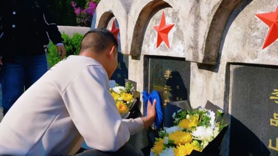 清明节前,李开华烈士亲属来到盐边县烈士陵园祭拜亲人。 清明节前,李开华烈士亲属来到盐边县烈士陵园祭拜亲人。