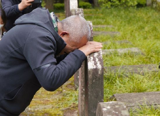 今年清明前,湖北红安籍红军烈士张泽艳的亲属来到通江县川陕革命根据地红军烈士陵园寻亲祭扫。胡鹏 摄 今年清明前,湖北红安籍红军烈士张泽艳的亲属来到通江县川陕革命根据地红军烈士陵园寻亲祭扫。胡鹏 摄