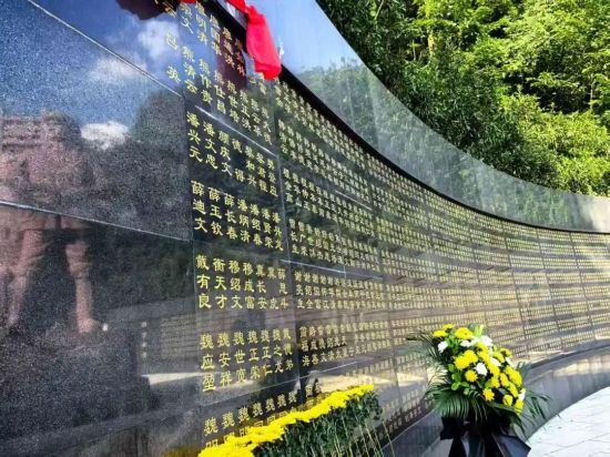 确认烈士信息后,烈士李云祥、吕英的名字刻上了雅安市烈士陵园英名墙。 确认烈士信息后,烈士李云祥、吕英的名字刻上了雅安市烈士陵园英名墙。