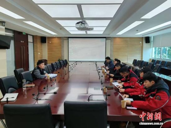 成都市道桥监管中心工作人员对“蓉城骑哨”队伍进行培训。成都市城管委供图 成都市道桥监管中心工作人员对“蓉城骑哨”队伍进行培训。成都市城管委供图