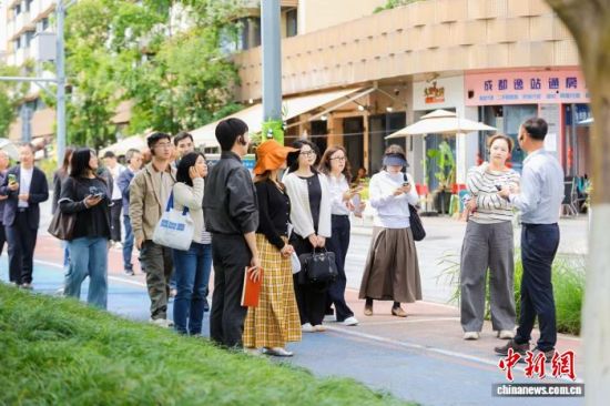 “城事观察团”一行走进成都市高新区府河社区参访“净优亮美”工程特色点位。成都市城管委供图 “城事观察团”一行走进成都市高新区府河社区参访“净优亮美”工程特色点位。成都市城管委供图