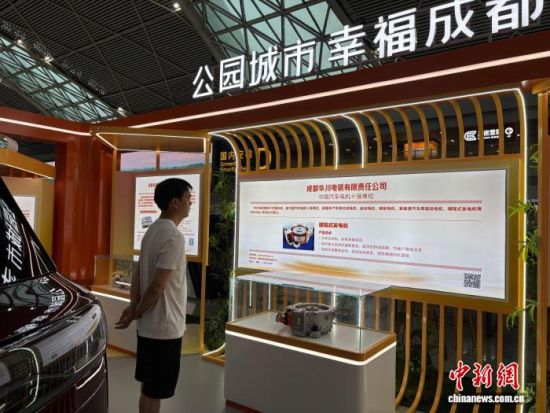 旅客观看展览。祝欢 摄 旅客观看展览。祝欢 摄