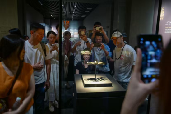 游客在三星堆博物馆参观 刘忠俊 摄 游客在三星堆博物馆参观 刘忠俊 摄