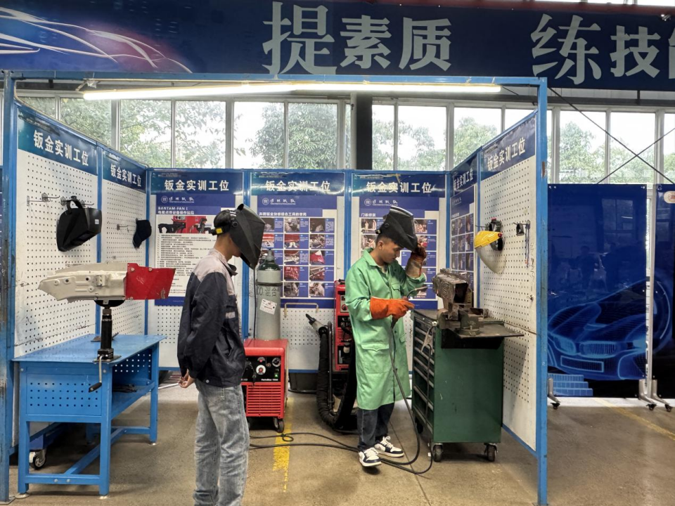 学生们在进行钣金实训课程 学生们在进行钣金实训课程