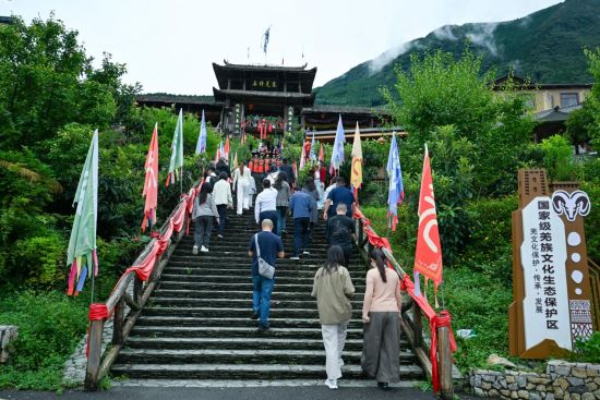 图为游客体验石椅村羌族入寨仪式。 图为游客体验石椅村羌族入寨仪式。