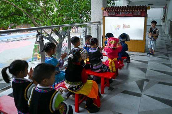 北川县安昌幼儿园里,各民族孩子在看皮影小剧场。 北川县安昌幼儿园里,各民族孩子在看皮影小剧场。