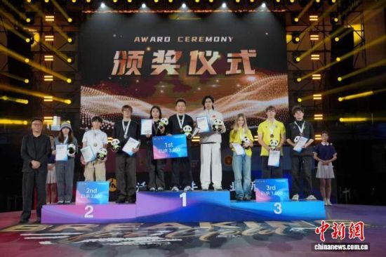 9月13日,2026年WDSF世界霹雳舞3V3混合团体锦标赛决赛在四川成都举行,经过激烈角逐,中国选手包揽比赛的冠亚军。图为颁奖仪式现场。中新社记者 安源 摄 9月13日,2026年WDSF世界霹雳舞3V3混合团体锦标赛决赛在四川成都举行,经过激烈角逐,中国选手包揽比赛的冠亚军。图为颁奖仪式现场。中新社记者 安源 摄