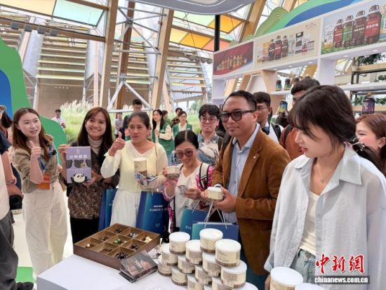 境外采购商代表团逛展。汤灿 摄 境外采购商代表团逛展。汤灿 摄