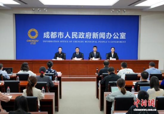 成都市人民政府20日召开“在成都,放心吃、放心购、放心游”新闻发布会。图为新闻发布会现场。 记者 安源 摄 成都市人民政府20日召开“在成都,放心吃、放心购、放心游”新闻发布会。图为新闻发布会现场。 记者 安源 摄