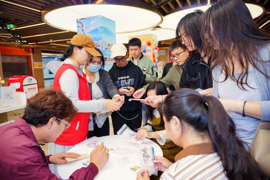 世纪城地铁驿站的“平安守护卡”答题DIY活动十分受欢迎。 世纪城地铁驿站的“平安守护卡”答题DIY活动十分受欢迎。