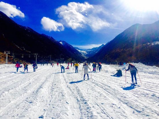 理县举办藏羌锅庄大赛暨鹧鸪山冰雪狂欢节