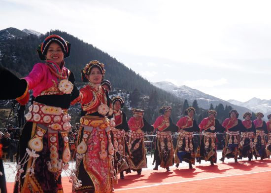 理县举办藏羌锅庄大赛暨鹧鸪山冰雪狂欢节