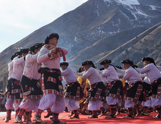 理县举办藏羌锅庄大赛暨鹧鸪山冰雪狂欢节