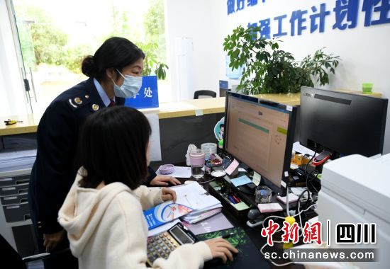 绵阳梓潼县税务局工作人员点对点上门为企业辅导增值税留抵退税政策。四川税务供图 绵阳梓潼县税务局工作人员点对点上门为企业辅导增值税留抵退税政策。四川税务供图