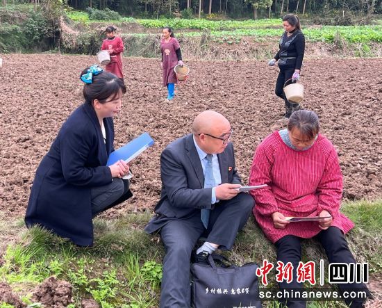 农行北川县支行工作人员向农户了解春耕资金需求。四川农行 供图 农行北川县支行工作人员向农户了解春耕资金需求。四川农行 供图