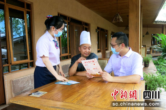 农行工作人员为农户讲解金融产品。四川农行 供图 农行工作人员为农户讲解金融产品。四川农行 供图