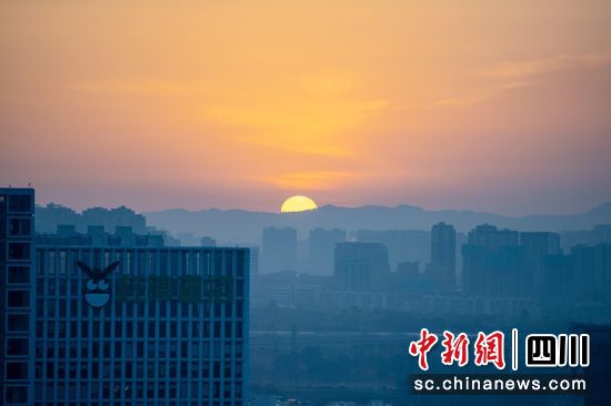 太阳从成都城市东边冉冉升起。(资料图)刘忠俊 太阳从成都城市东边冉冉升起。(资料图)刘忠俊