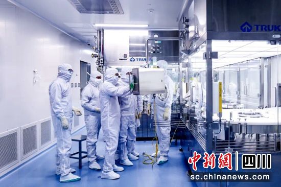 税务干部在企业生产车间了解生产状况等。四川税务供图 税务干部在企业生产车间了解生产状况等。四川税务供图